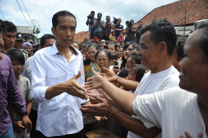 Jokowi_blusukan1-300x200